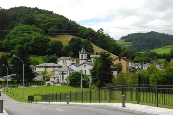 Trevías con la iglesia San Miguel